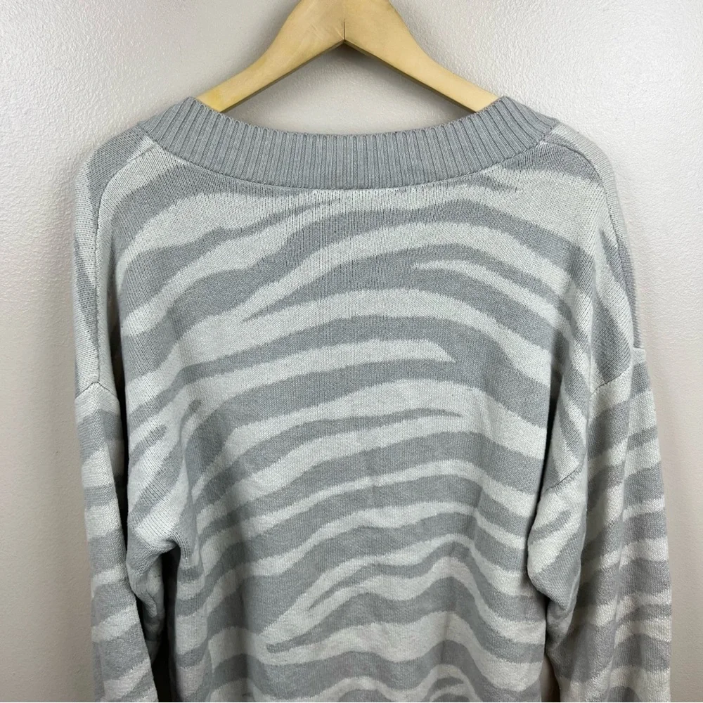 Varley Calvert Vneck Sweater Size Medium Gray Zebra Oversized Chunky Cozy Wool - Picture 8 of 10